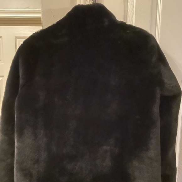 Faux fur short jacket. Size Medium - Picture 4 of 4